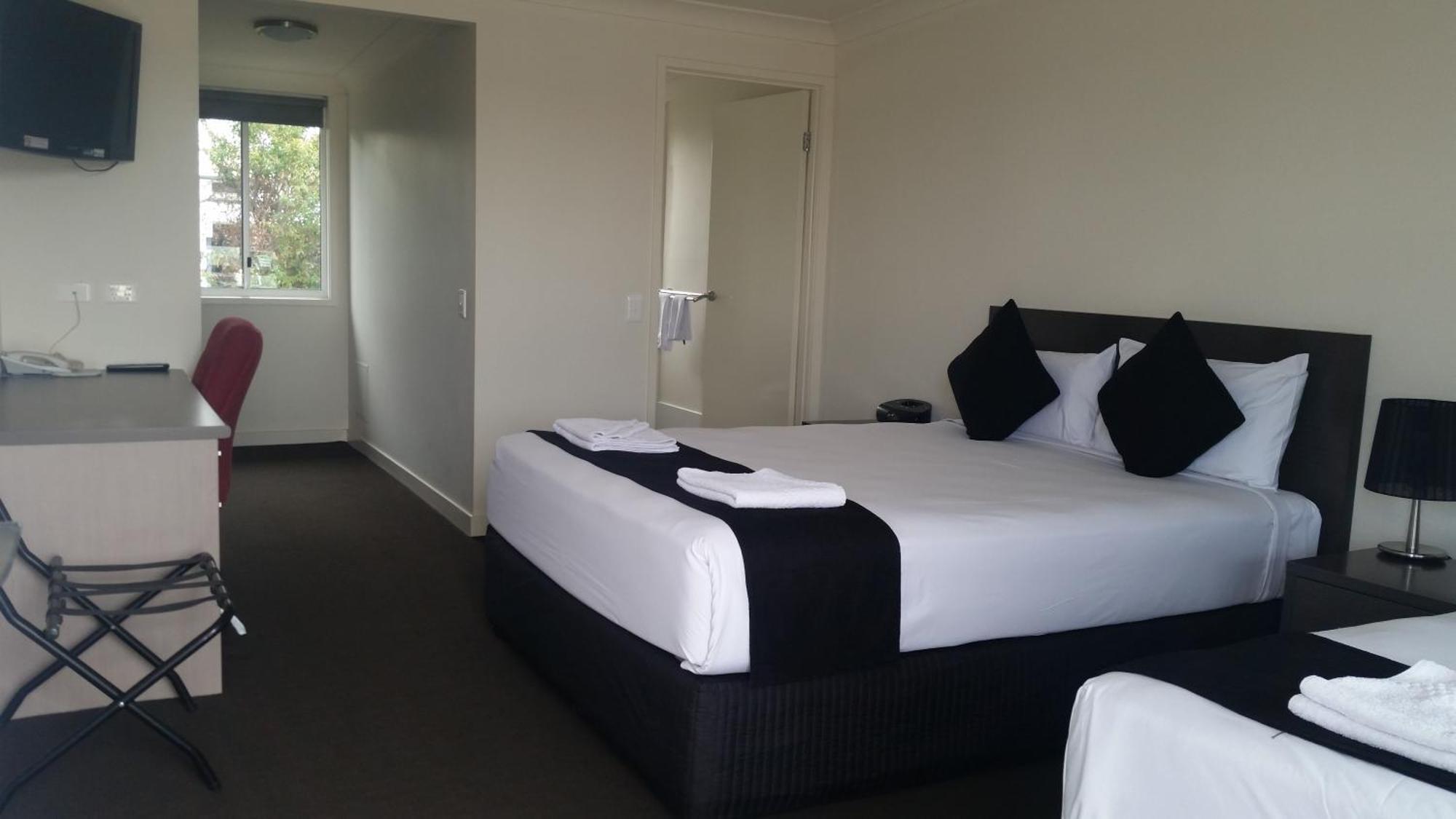 Dooleys Tavern And Motel Capella 4* Capella